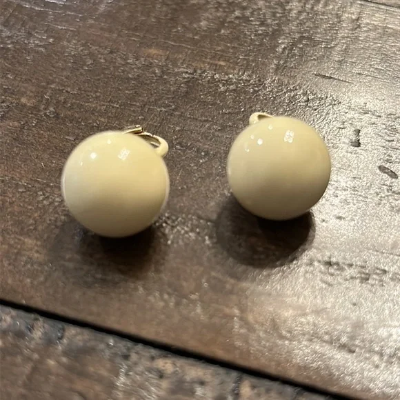 Vintage Clip on Earrings - Picture 1 of 6